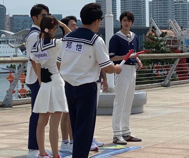 超短裙|吴宣仪超短裙参加《跑男》,注意旁边蔡徐坤的手,真实人品藏不住