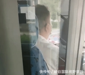  乘客|乘坐公交车的乘客，没一个人低头玩手机，这是咋了