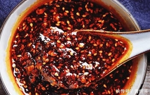  美食|美食诱惑，做油泼辣椒时，万万不能将油一次倒入，这样做，辣椒香辣颜值高！