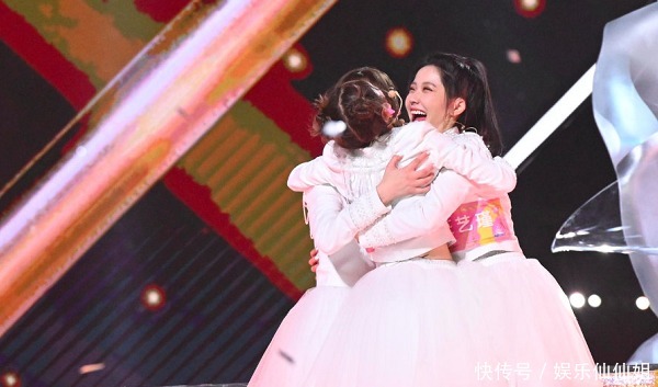  局外人|硬糖少女首发两两配对海报，张艺凡却莫名落单，第七名好似局外人