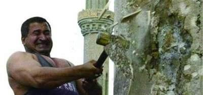 伊拉克|这个人是第一个拿大锤砸萨达姆的雕像,如今他穷困潦倒,后悔莫及!
