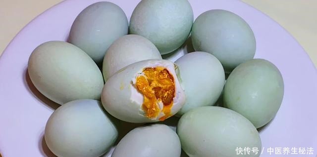 腌法|春天腌咸鸭蛋，别用盐水泡了，教你快速腌法，时间短油还多，真香