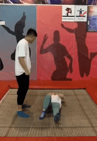 好羡慕|搞笑GIF:好羡慕啊,这样的花式秀恩爱,默默看看了身旁200斤的女友