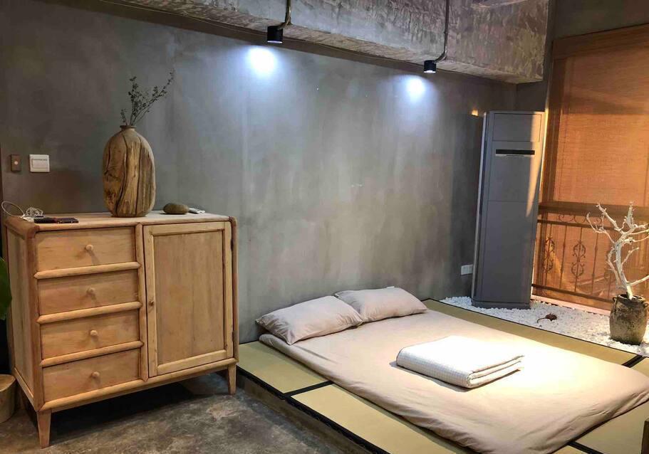 有趣|成都这家废墟艺术民宿太有趣,感觉就像是住在废品楼里