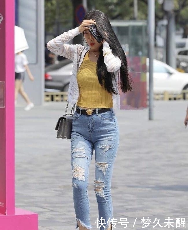  出有|牛仔裤拉长了腿部的比例，展现出曲线之美，穿出有格调的女神气质
