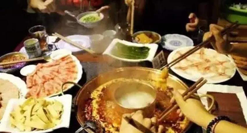 做法|6岁男孩往邻座的火锅里吐口水,父母视若无睹,店家的做法很解气