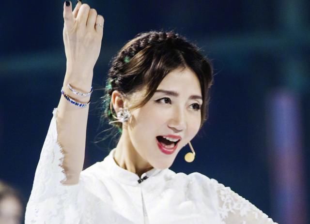  姐姐|《乘风破浪的姐姐》：阿朵沈梦辰锁定复活位，浪花榜最大黑马是她