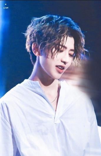  蔡徐坤|同样作为男团C位，为什么李汶翰周震南达不到蔡徐坤火的地步