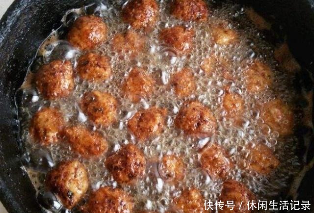 过年|过年炸丸子,不要只纠结放面粉的事了,多加点它,丸子更入味