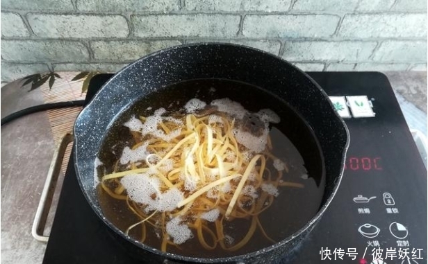 辣条|开学了,孩子就馋它,2块钱做一大盘,干净卫生,美味又实惠