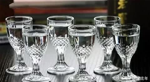 是因为|真正会喝酒的人,都会在白酒旁放一杯水,这到底是因为什么