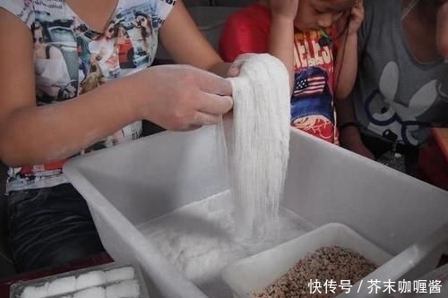  美食|大妈校门口卖“它”，成本8角，售价15元，2小时卖光3大桶！