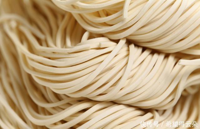 十足|特色美食泉州卤面,汤浓料足Q弹爽口,十足的闽南风味