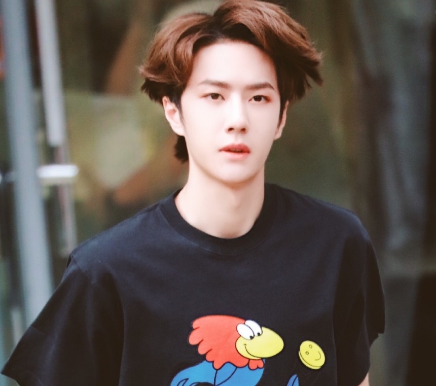 王一博|王一博真的剪短发了鬓角失踪粉丝强颜欢笑，担心戴假发跳街舞