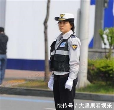 女交警|中韩朝越四国女交警对比照！谁最美？