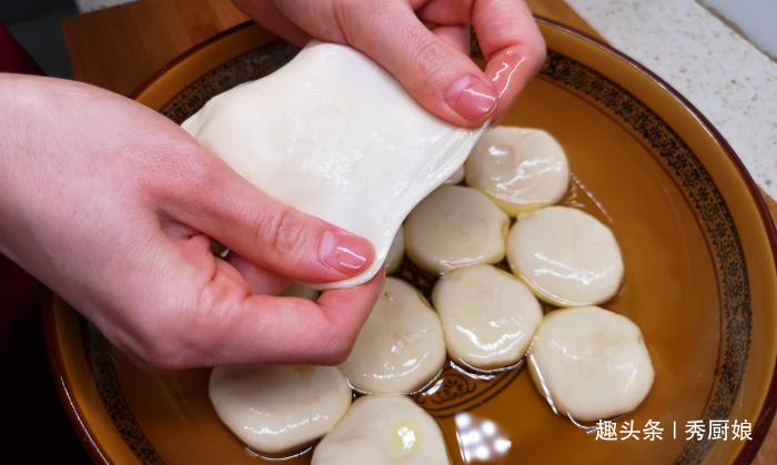  烫面|儿子迷上此面食，三天两头吃一次，不发面不烫面，上桌瞬间就扫光