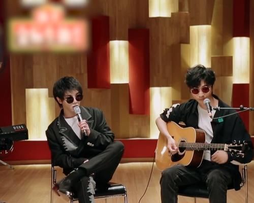 黄霄云|华晨宇用一把吉他完成表演,谁注意黄霄云的评价真懂还是假懂
