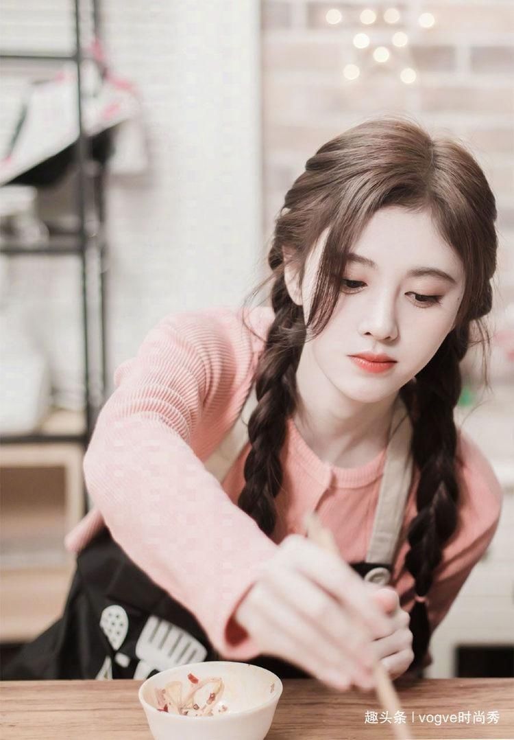 难道|鞠婧祎戴围裙学做菜,脸比食盐还白,难道这就是秀色可餐?