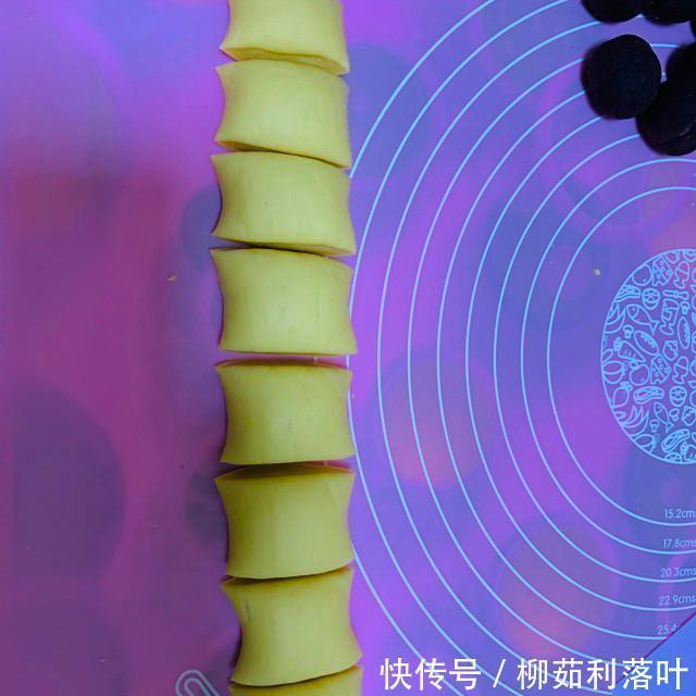 豆沙包|南瓜豆沙包,金黄色很是诱人