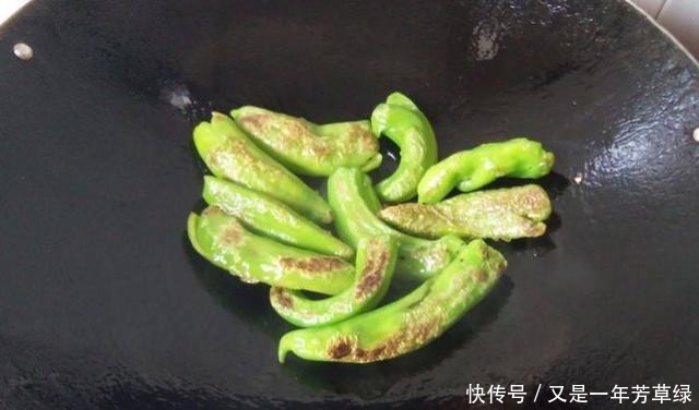 起虎皮|做虎皮青椒时,别直接放油,大厨教你1招,好吃不油腻,比肉还香
