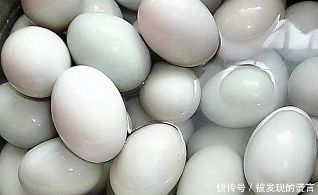 入味|腌鸭蛋时,别只加盐了!多加这2味,个个入味,起沙流油,特好吃