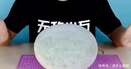 取出|男子把西瓜冻了10天,取出来后用菜刀切开后,看着太熟悉了