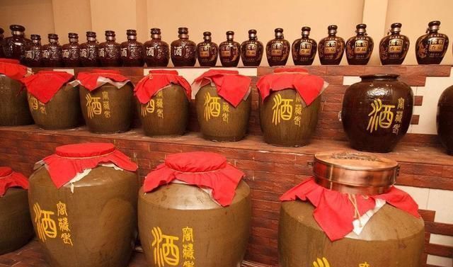 酒瓶|去买白酒时,酒瓶上有这一行字,全是纯粮好酒,我是才发现