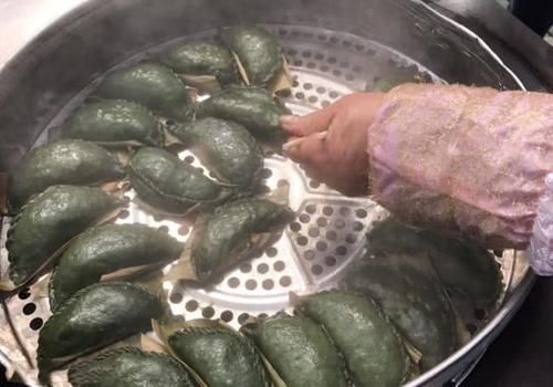 艾叶粑粑|六旬大妈路边卖“它”,成本5毛,卖价2元,三个小时能卖掉4大锅