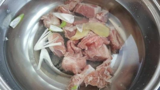 腥味|炖排骨时第一步不能错大厨传授正确方法，排骨鲜嫩多汁无腥味