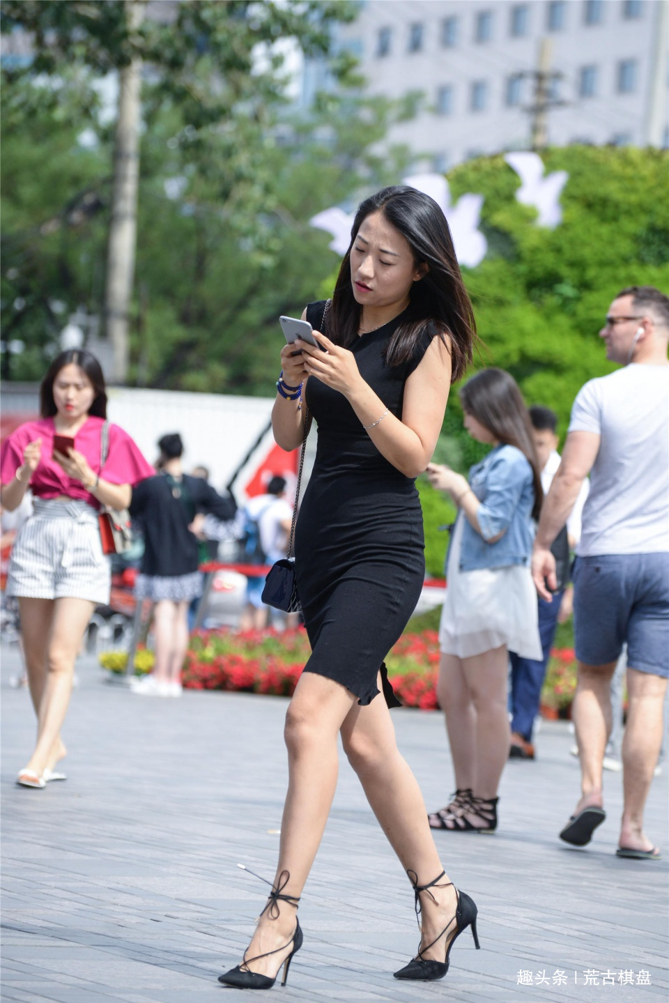 连衣裙|黑色紧身连衣裙,尖头细跟绑带鞋,苗条身材还要穿搭有型