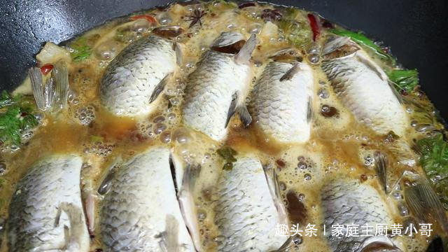  老人|鲫鱼刺多老人小孩不敢吃，小哥教你做香酥鲫鱼，连刺都是酥的