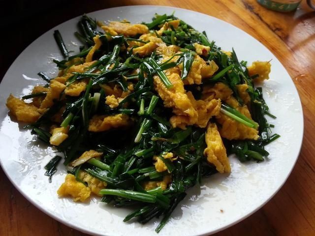 倒入|学会这样做酸辣炒韭菜,色泽诱人且香味扑鼻,让人垂涎不止