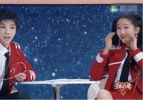 贾玲|王牌沙溢贾玲演小品时,谁注意华晨宇跟关晓彤在干啥关系真好
