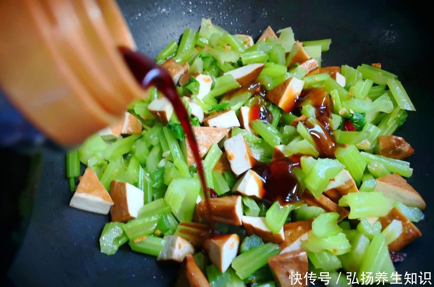 好吃|这俩食材是绝配，一香一鲜，简单一炒，比肉还好吃，多吃不长肉！