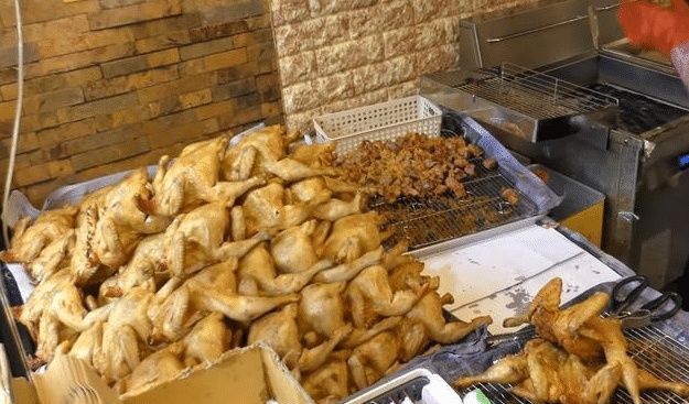 秘制|大姐摆摊卖“秘制”炸鸡,15元一只,顾客不断,邻摊少吃为妙