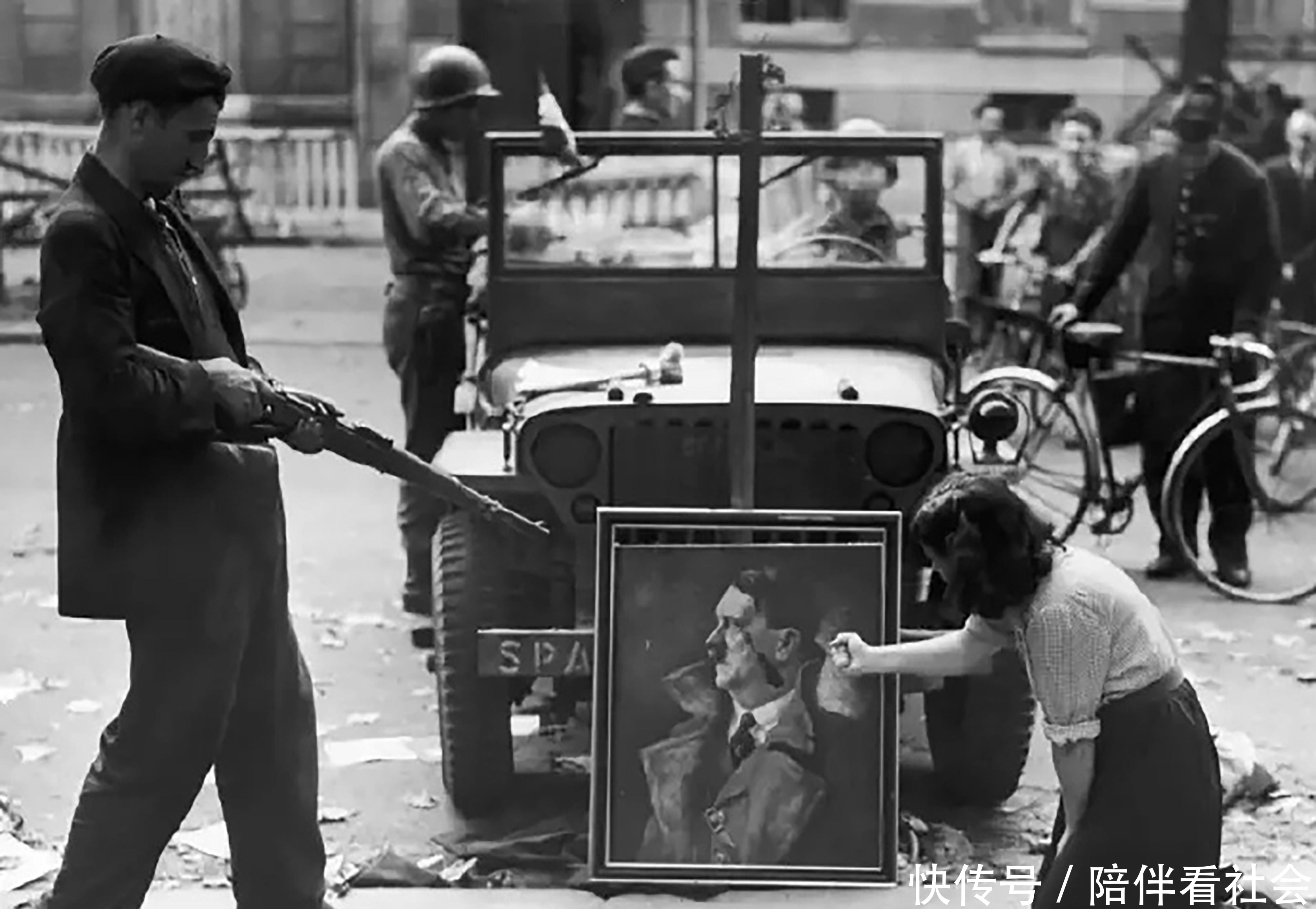 参观|历史罕见照：躺棺材中的墨索里尼，参观女子学院的希特勒，坦克上煎蛋的德军