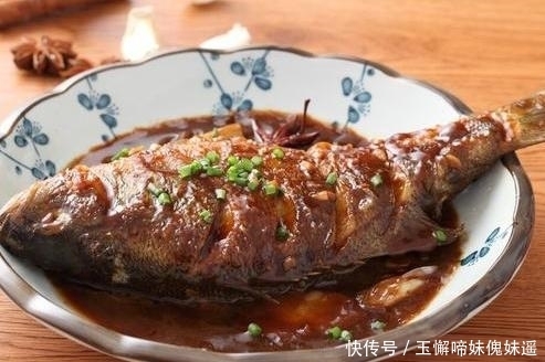 炖鱼的时|炖鱼时,别再放料酒去腥了,教你正确做法,鱼肉鲜嫩无腥味