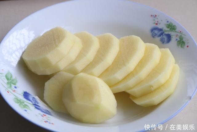  土豆|土豆新吃法，搓一搓蒸一蒸，上桌之后家人吃到汤汁都不剩