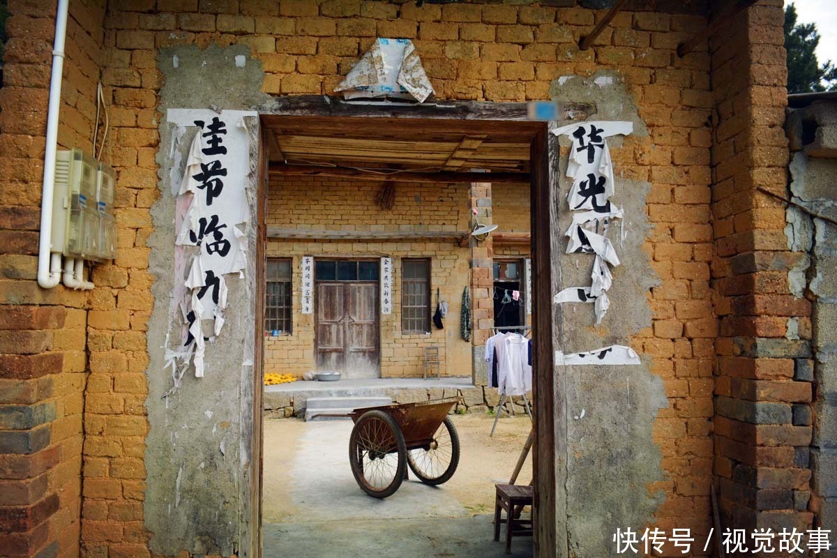 修路|古稀老人住土砖屋40年，5年建8米高石坝，三天两头“修路”