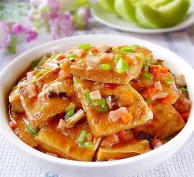 豆腐|做焖汁豆腐时,不要直接放入锅里煎,多加这两步,豆腐又嫩又滑