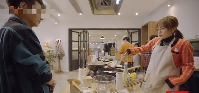 家族|吴昕在节目中下厨,虽然动作生疏,但是快乐家族其他人的反应却