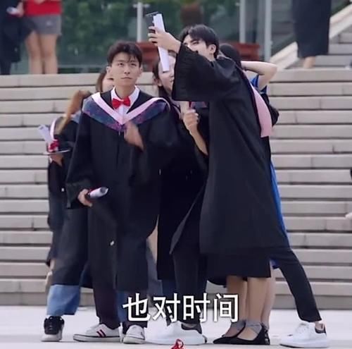  谢可寅|明星“错位图”有多搞笑谢可寅蔡徐坤接吻没啥，看到何老师笑出腹肌