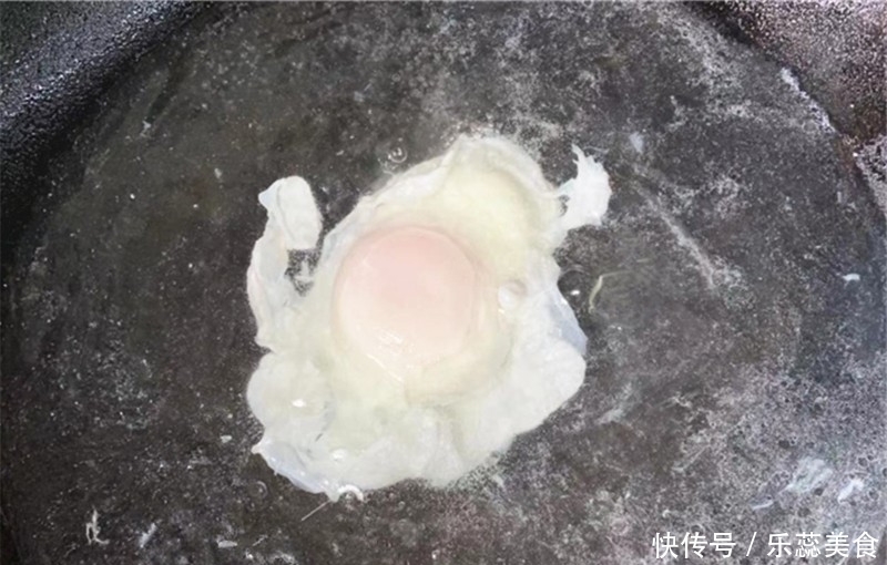  蛋白|水煮荷包蛋，下锅就散还有白沫？大厨教您1招，完整无缺不散花