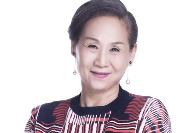 演员|母亲无意间被他带入娱乐圈,如今母亲走红,而他却无戏可拍