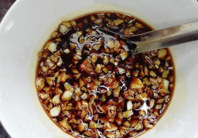 餐馆|蒜末粉丝蒸扇贝的生活中做法,多了这2步比餐馆做的更香,一盆不足