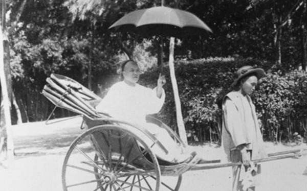 罕见|罕见老照片：图4是穷车夫草鞋都买不起，有钱的乘客自己打着伞！