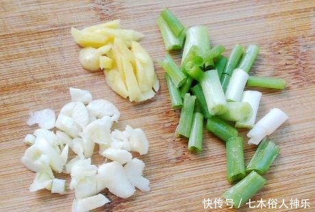 做法|排骨糯米天生一对,上锅一蒸就能吃,香软嫩汁丰富,好吃不上火