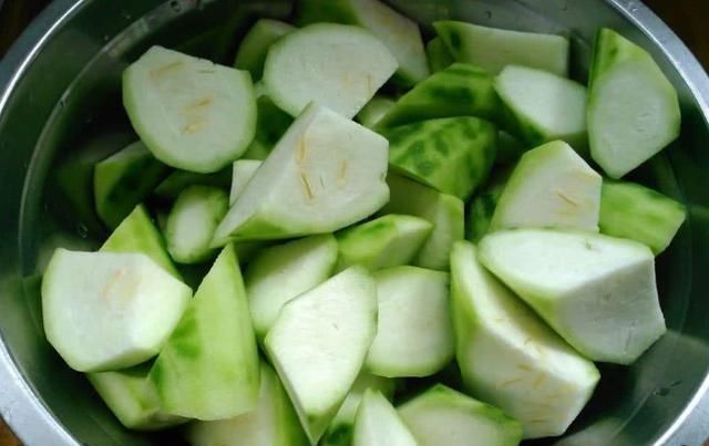 夏天|丝瓜和“它”是绝配,汤鲜味美又清爽,夏天喝比骨头汤还过瘾