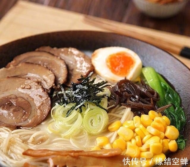 在家我在家煮了一锅江豚骨拉面牛奶白骨汤里满是油花我喝了一口汤
