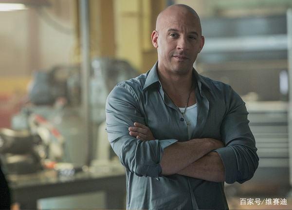 兄弟|为何这两个光头硬汉撕着撕着又变回兄弟了?说白了就是利益而已